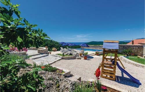 Three-bedroom Holiday Home In Radovcici