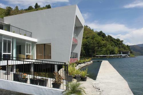 Tiara Bunga Hotel & Villa