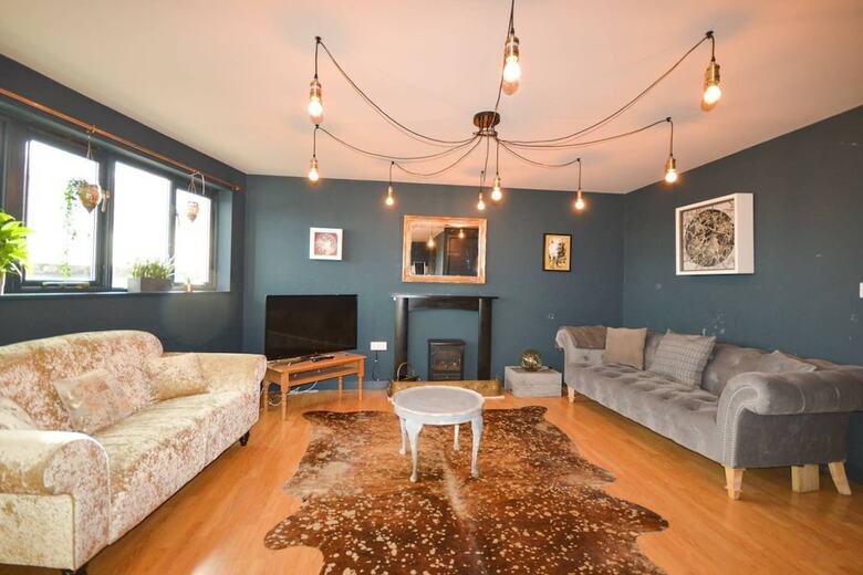 Contemporary 2 Bedroom Midland Mews Apartment