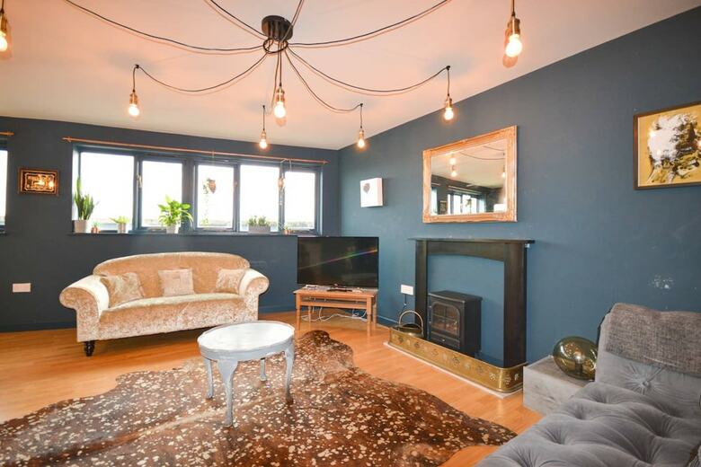 Contemporary 2 Bedroom Midland Mews Apartment