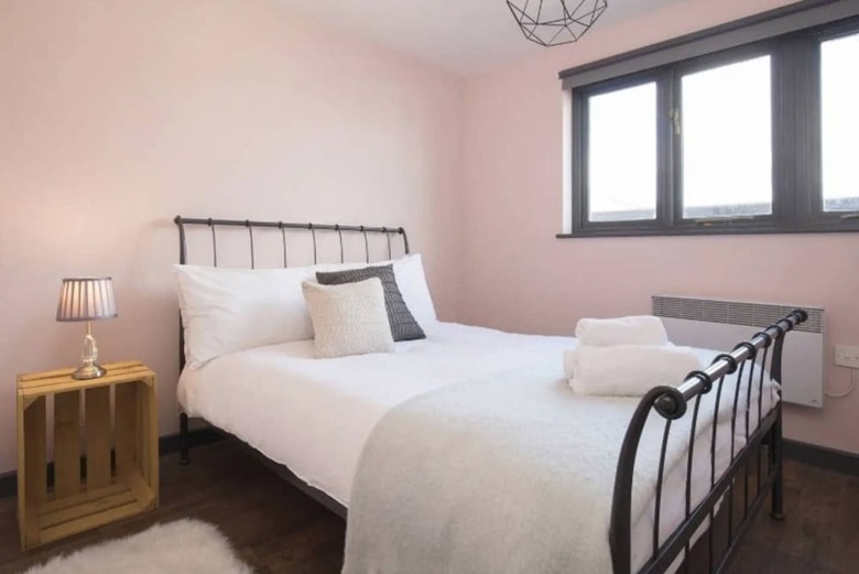 Contemporary 2 Bedroom Midland Mews Apartment