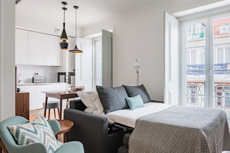Lis001 � Mid-century Inspired Apartment With River Views