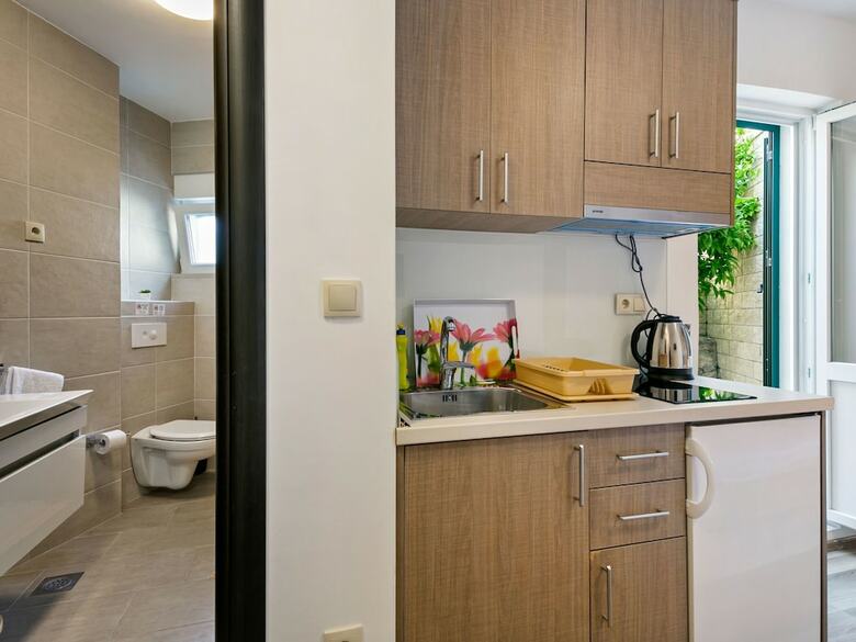 Simplistic Apartment In Drvenik Near Beach Lu?ica