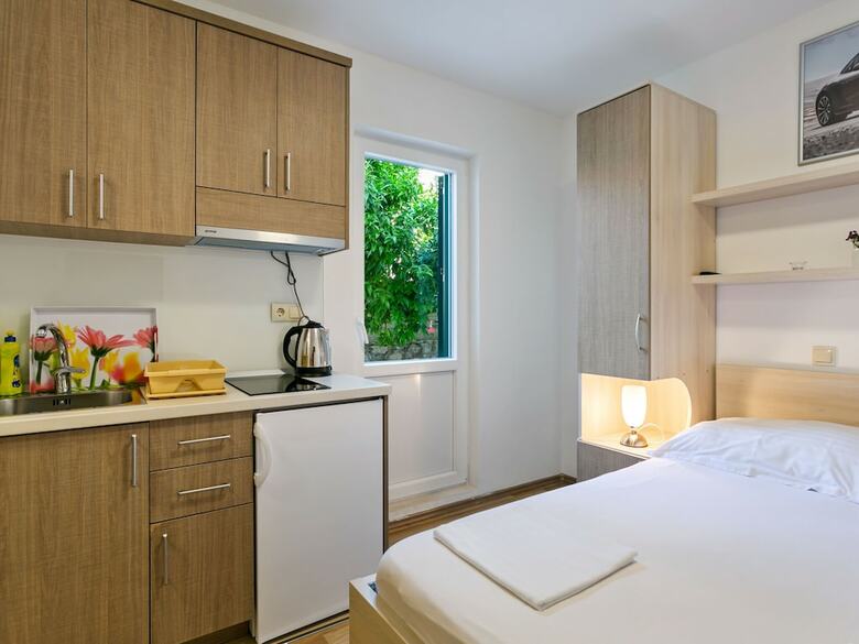 Simplistic Apartment In Drvenik Near Beach Lu?ica