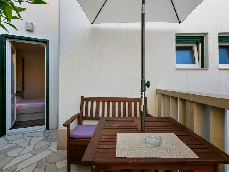 Simplistic Apartment In Drvenik Near Beach Lu?ica
