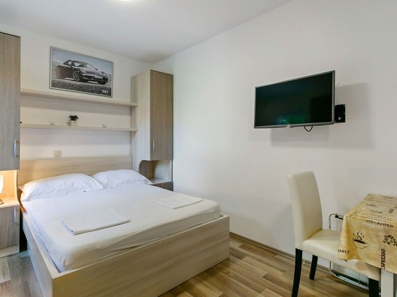 Simplistic Apartment In Drvenik Near Beach Lu?ica