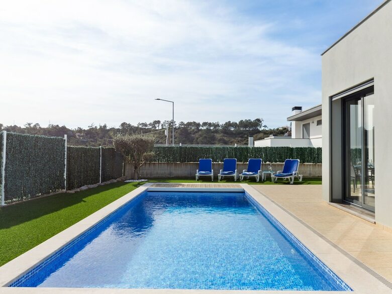 Villa Modern Holiday Home In Foz de Arelho With Private Pool