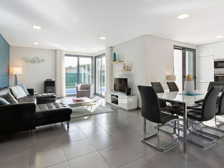 Villa Modern Holiday Home In Foz de Arelho With Private Pool