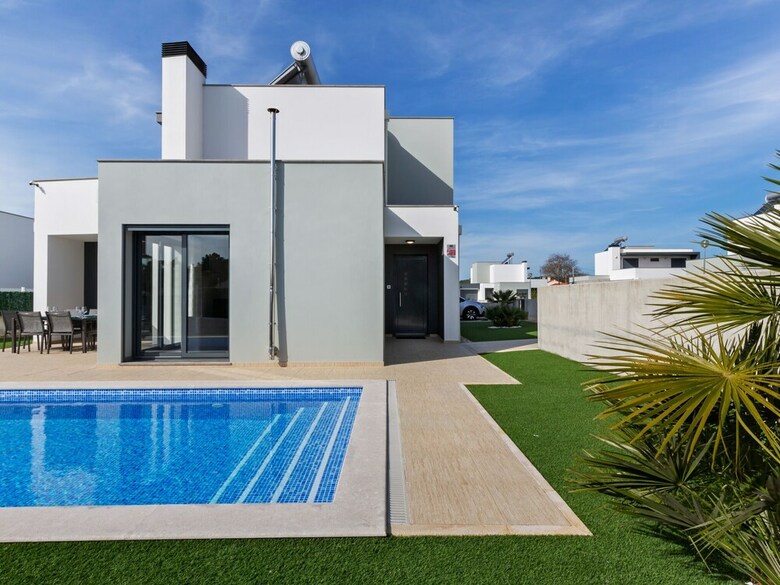 Villa Modern Holiday Home In Foz de Arelho With Private Pool