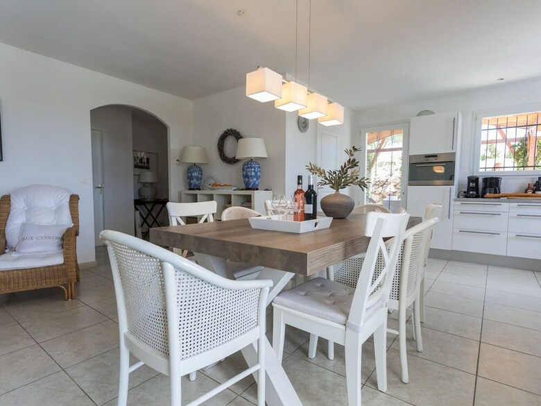 Luxurious Villa In Camplong With Jacuzzi