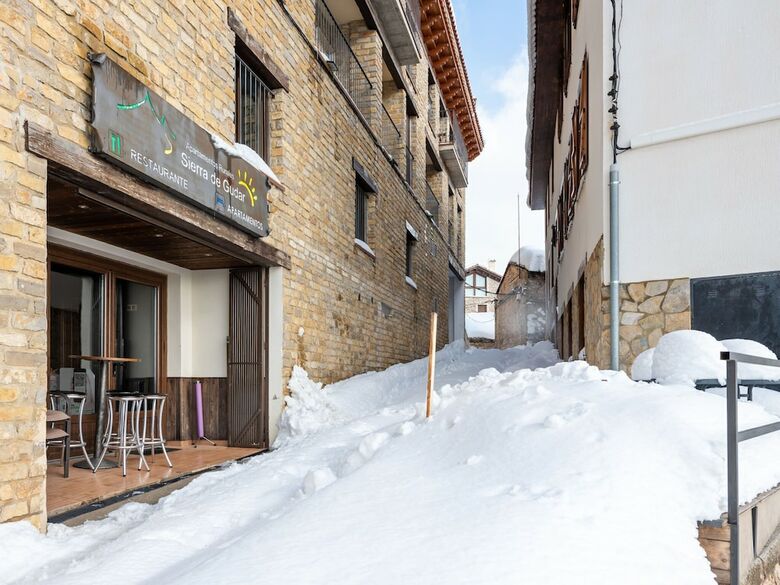 Comfy Apartment In Gudar With Heating