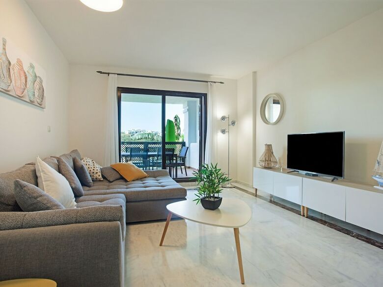 Spacious Apartment In San Roque With Swimming Pool