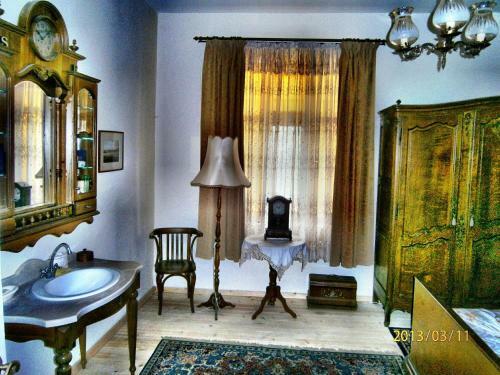 Hostal Retro - 19th Century Guest House