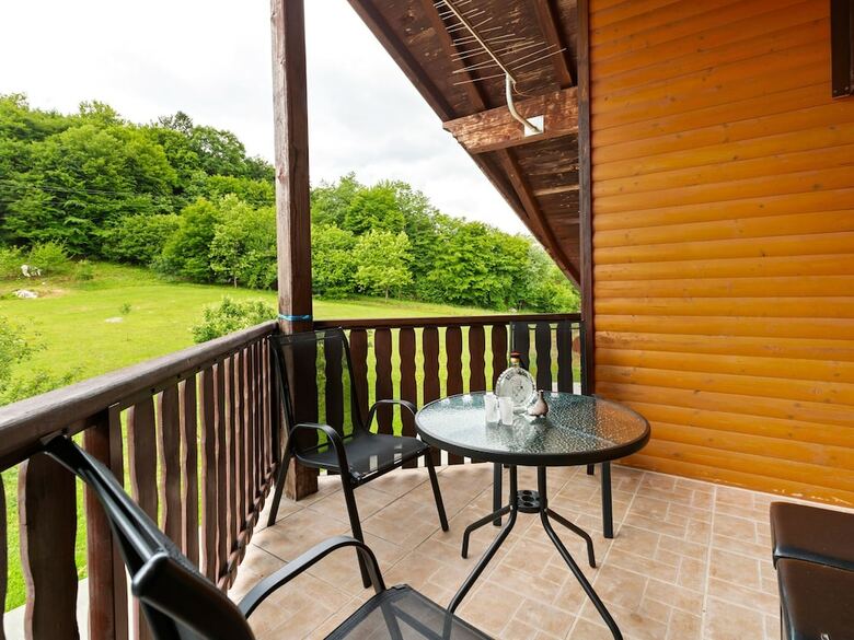 Cosy Apartment In Oto?ac With Balcony