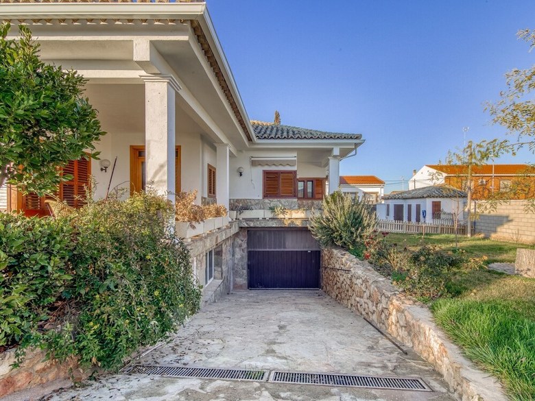 Fascinating Holiday Home In Villaca�as With Swimming Pool