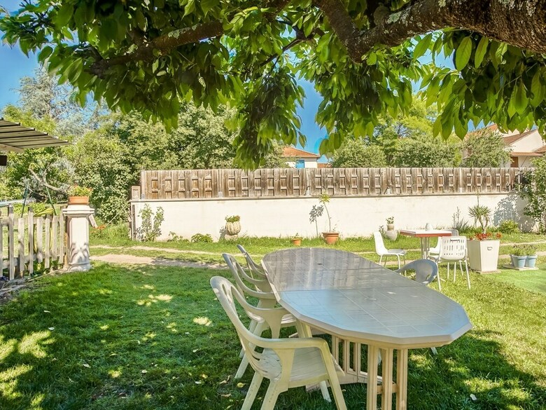 Comfortable Holiday Home In Roanne With Swimming Pool