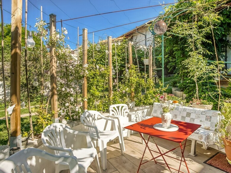 Comfortable Holiday Home In Roanne With Swimming Pool