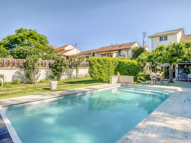 Comfortable Holiday Home In Roanne With Swimming Pool