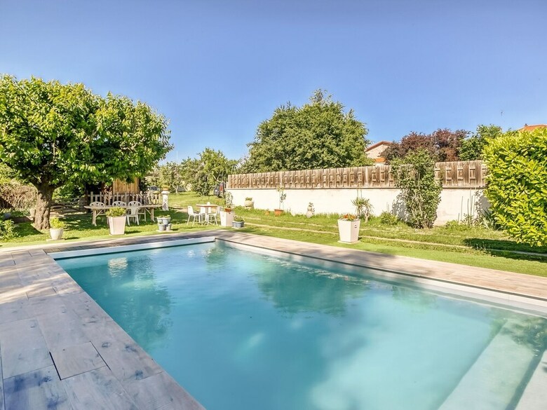 Comfortable Holiday Home In Roanne With Swimming Pool