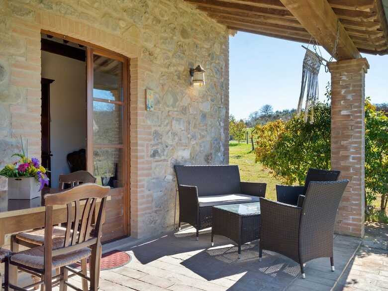 Quaint Cottage In Citt� Della Pieve With Swimming Pool