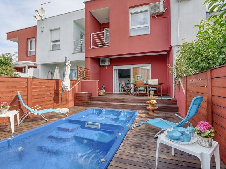 Modern Holiday Home In Umag With Private Whirlpool