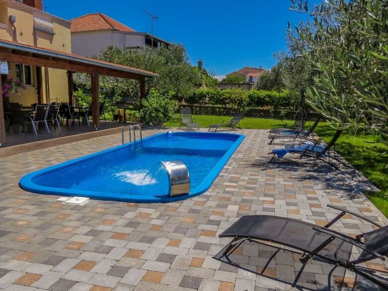 Captivating Holiday Home In Pako?tane With Swimming Pool