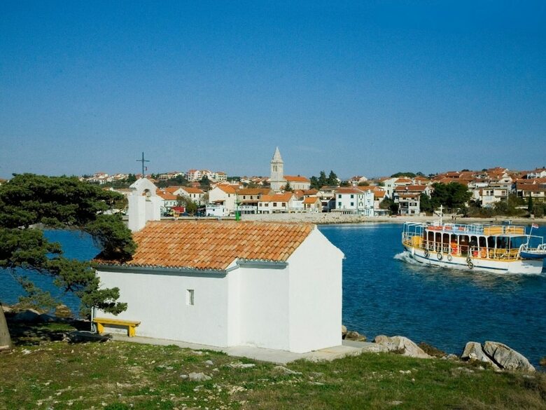Alluring Holiday Home In Pako?tane With Swimming Pool