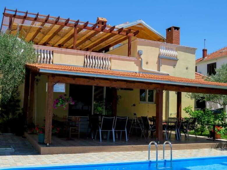 Alluring Holiday Home In Pako?tane With Swimming Pool