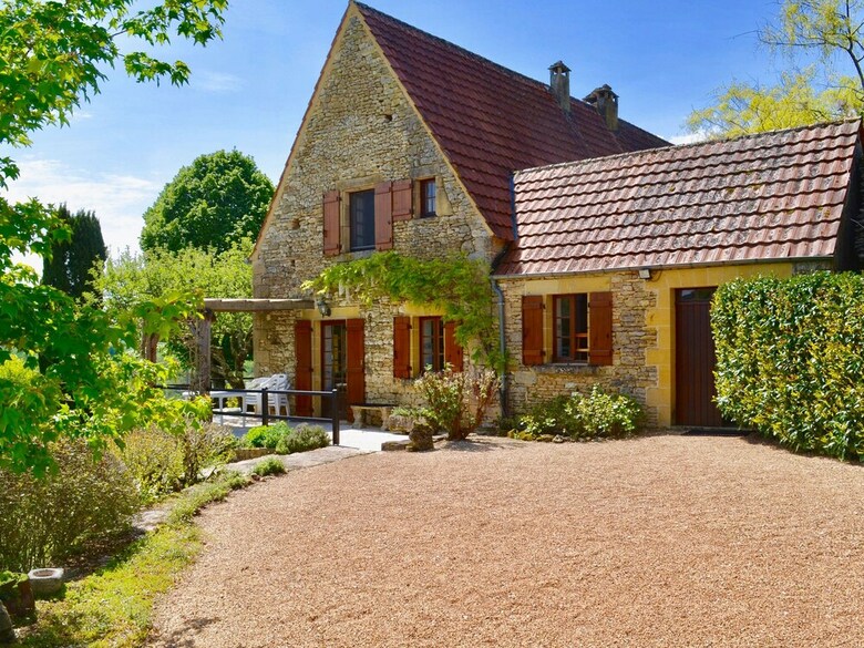 Enticing Holiday Home In Tamni�s With Swimming Pool