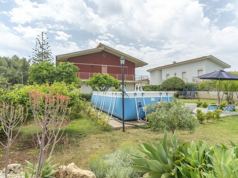 Traditional Holiday Home In Fontane Bianche With Pool