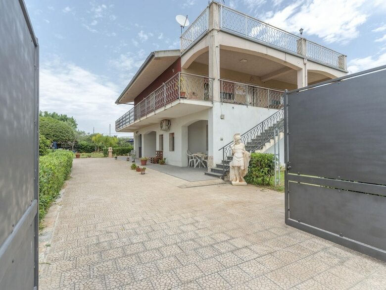 Traditional Holiday Home In Fontane Bianche With Pool