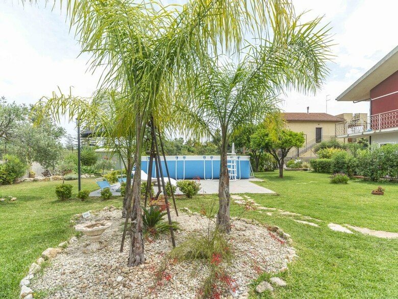 Traditional Holiday Home In Fontane Bianche With Pool