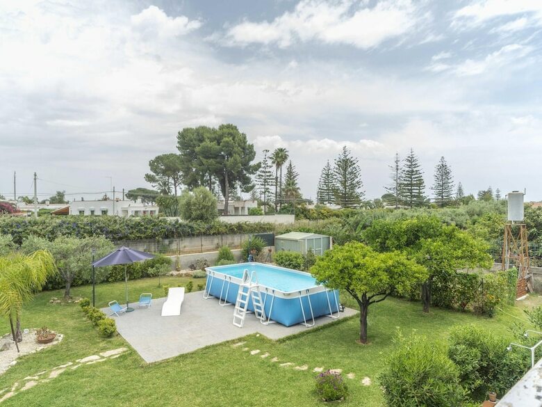 Traditional Holiday Home In Fontane Bianche With Pool