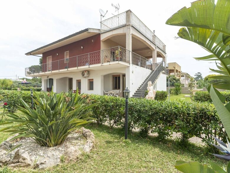 Traditional Holiday Home In Fontane Bianche With Pool
