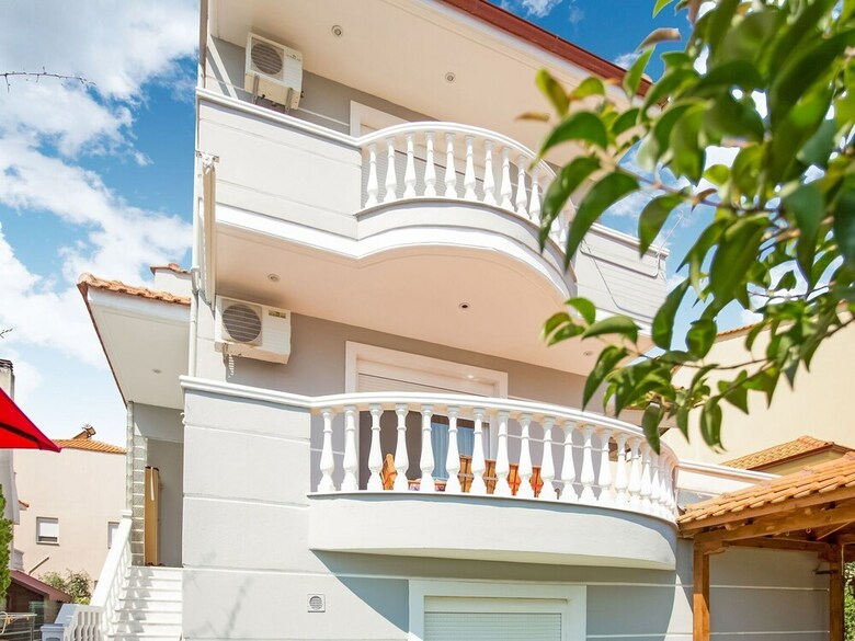 Pleasant Apartment In N. Irakleitsa With Garden