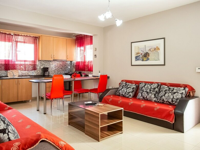 Pleasant Apartment In N. Irakleitsa With Garden