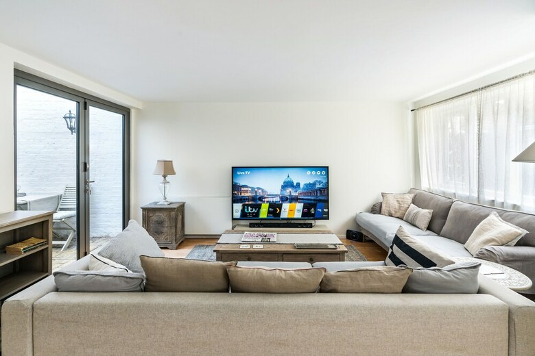 3bd Mews House With Courtyard In Kew