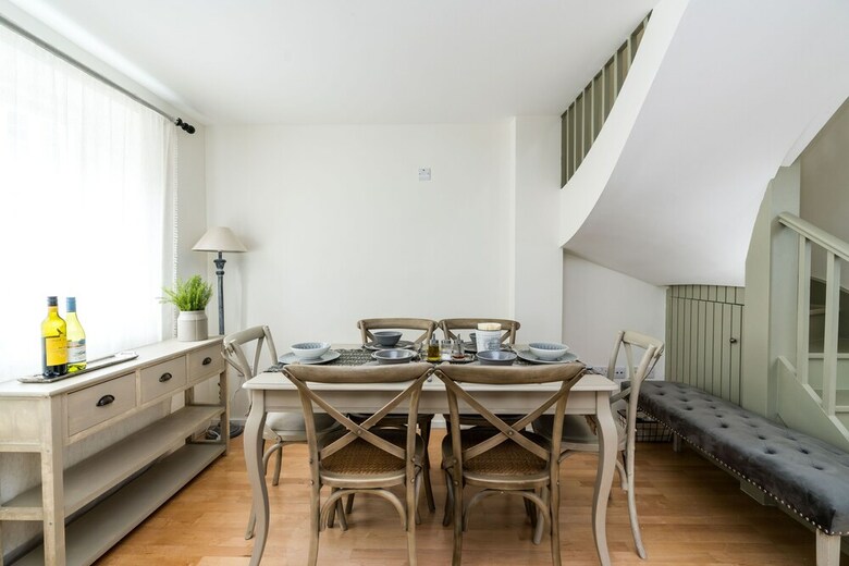 3bd Mews House With Courtyard In Kew