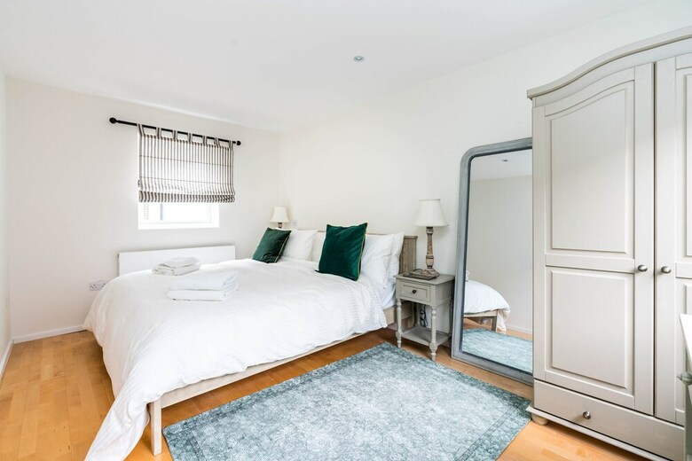 3bd Mews House With Courtyard In Kew