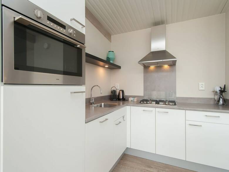 Beautiful Lodge With Two Bathrooms, Near The Beach