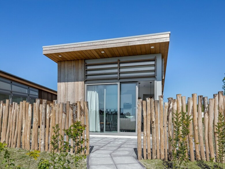 Detached Luxurious Lodge With Washing Machine Near The Beach