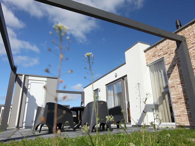 Single Storey Lodge With Dishwasher, 1 Km. From The Beach