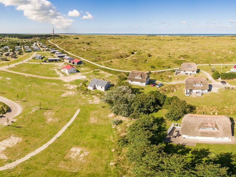 Well-kept Bungalow With Dishwasher, 1.5 Km. From The Beach