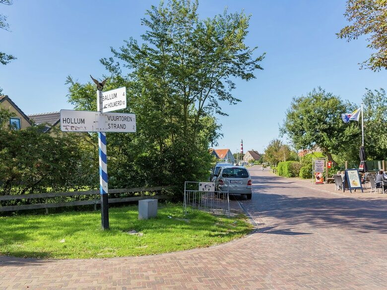 Well-kept Bungalow With Dishwasher, 1.5 Km. From The Beach