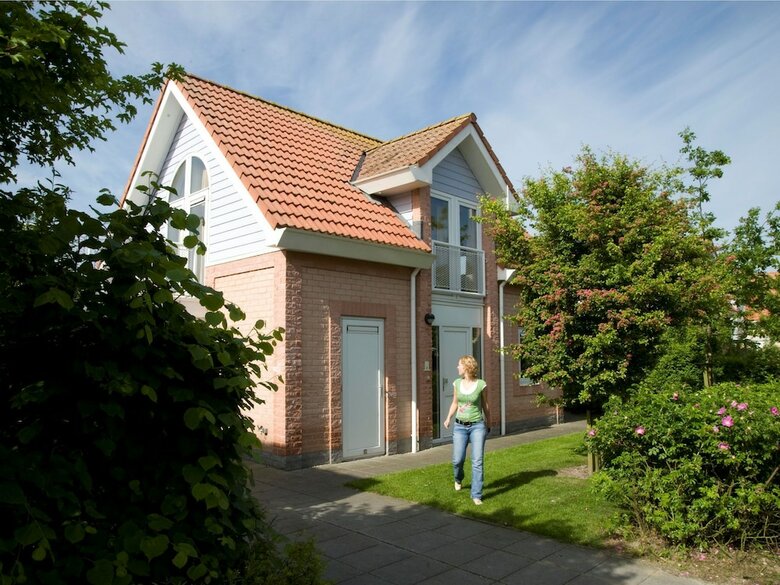 Detached, Well-kept Villa With Garden, 1 Km. From The Beach