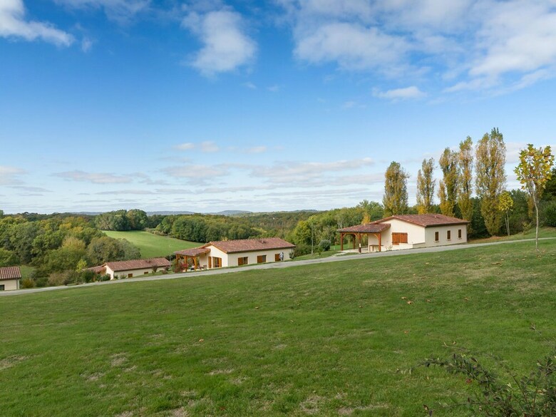 Charming House With A Covered Terrace Near Gourdon
