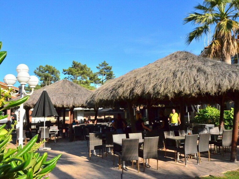 Cozy Mobile Home With A Covered Terrace 100 M From The Beach