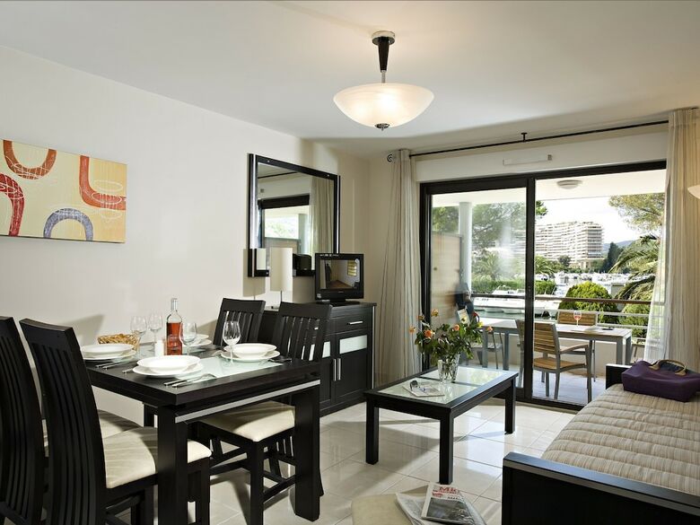 Luxury Apartment With Large Terrace Located On A Marina