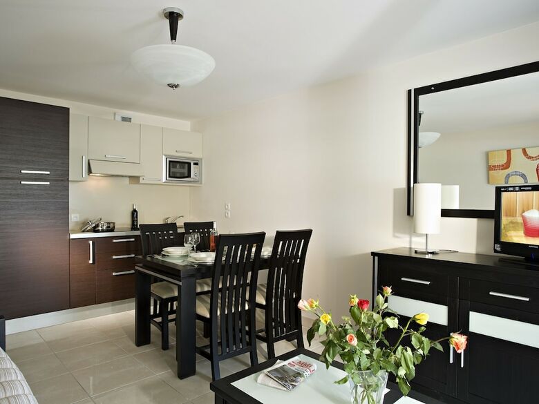 Luxury Apartment With Large Terrace Located On A Marina