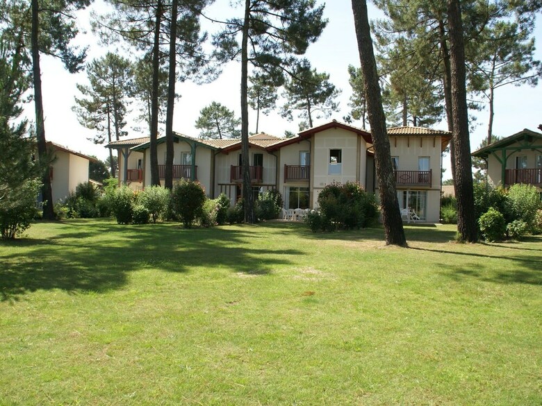 Semi-detached Holiday Home In Green Surroundings